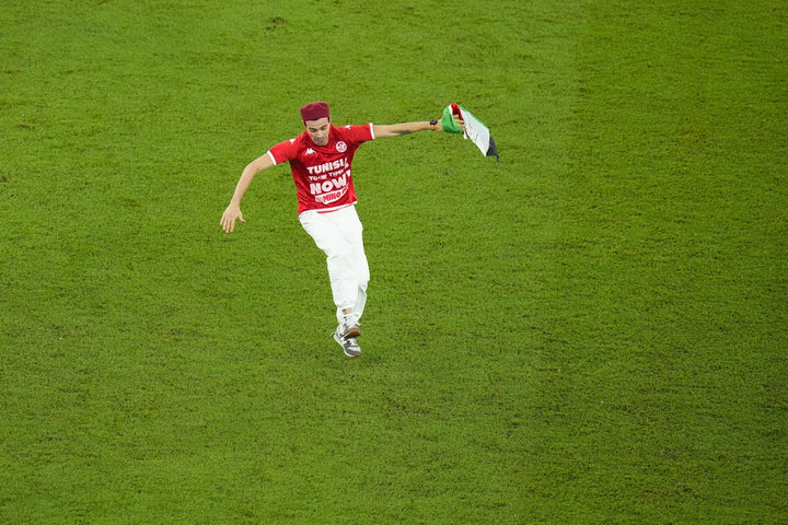 Μουντιάλ 2022, Τυνησία-Γαλλία: Εισβολή Τυνήσιου φιλάθλου στο γήπεδο με σημαία Παλαιστίνης