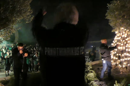 Παναθηναϊκός: Η θερμή υποδοχή των πράσινων στην Κύπρο και οι υψωμένες γροθιές του Γιοβάνοβιτς