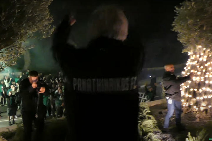Παναθηναϊκός: Η θερμή υποδοχή των πράσινων στην Κύπρο και οι υψωμένες γροθιές του Γιοβάνοβιτς