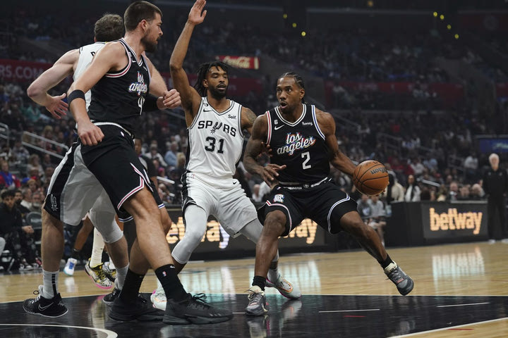 NBA: Οι Κλίπερς διέσυραν με 119-97 τους Σπερς, ανεβαίνει ο Κουάι Λέοναρντ