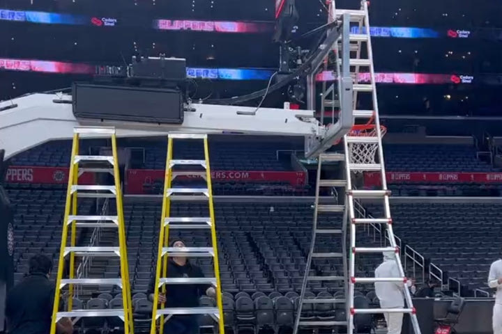 NBA, Γιάννης Αντετοκούνμπο: Οι Κλίπερς τρόλαραν τον “Greek Freak” ανεβάζοντας VIDEO με τρεις σκάλες στην μπασκέτα