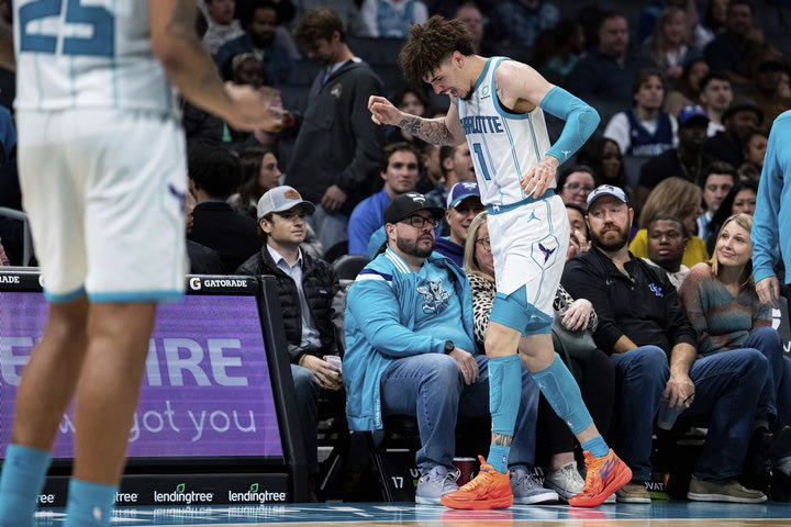 NBA: Ο ΛαΜέλο Μπολ γύρισε τον αστράγαλό του πατώντας σε πόδι φιλάθλου που καθόταν στα court seats