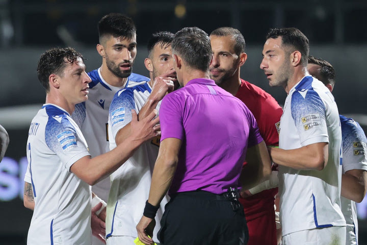 Άρης – Λαμία: Απευθείας κόκκινη στον Μπεχαράνο για την αντίδρασή του μετά την κίτρινη κάρτα που αντίκρισε
