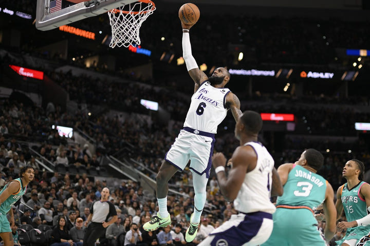NBA: Ο ΛεΜπρόν Τζέιμς επέστρεψε και οι Λέικερς νίκησαν με 105-94 τους Σπερς στο Σαν Αντόνιο