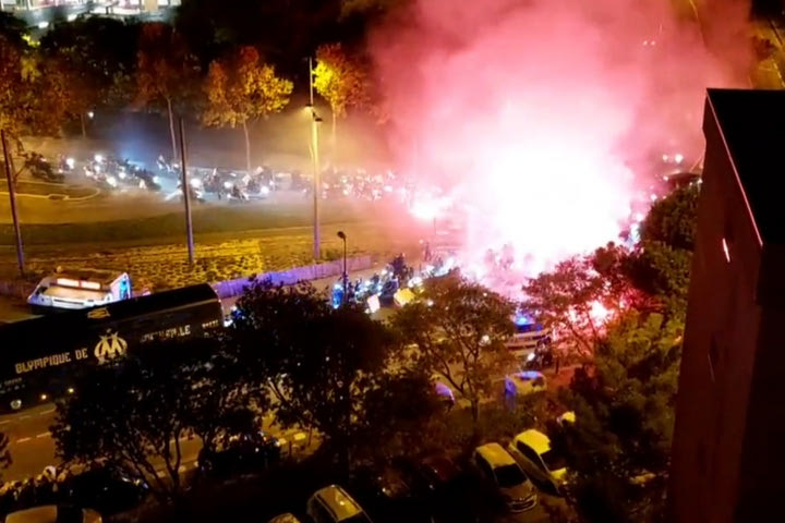 Μαρσέιγ: Εκατοντάδες οπαδοί συνόδευσαν την αποστολή μέχρι το Βελοντρόμ με καπνογόνα