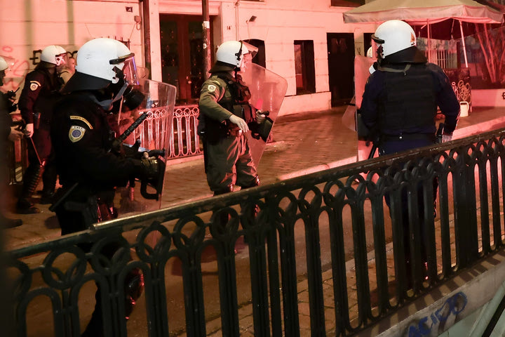 Άρης: “Εκτός υπηρεσίας” ο άνδρας των ΜΑΤ που επιτέθηκε σε οπαδούς των “κιτρίνων”