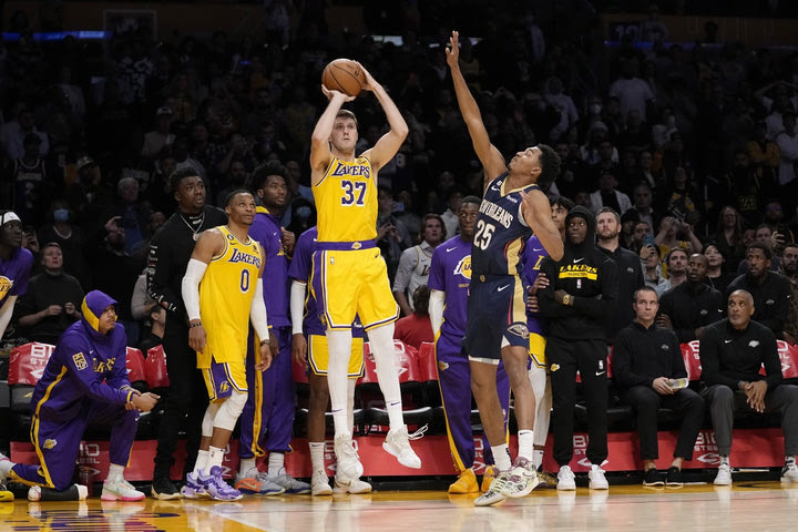 NBA: Ο Ματ Ράιν με τρελό σουτ έδωσε άλλα 5′ στους Λέικερς για να τελειώσουν τη δουλειά με τους Πέλικανς
