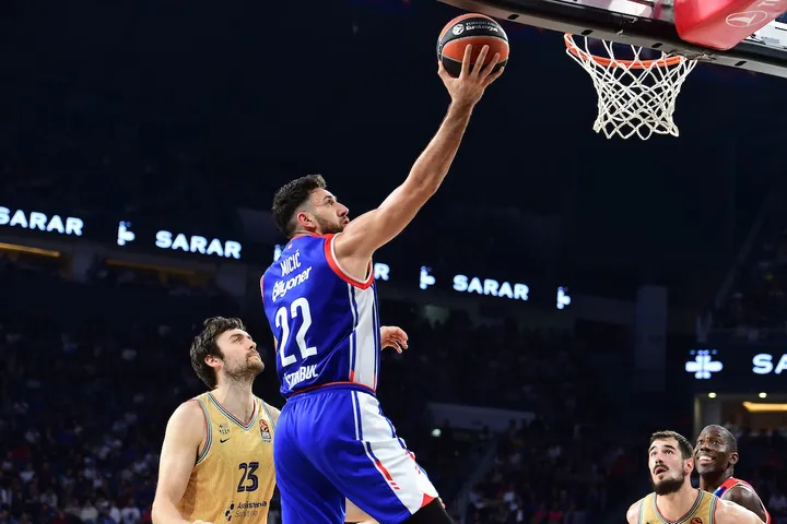 Αναντολού Εφές – Μπαρτσελόνα 96-86: Εμφάνιση πρωταθλήτριας και νεύρα Σάρας – Κάλινιτς