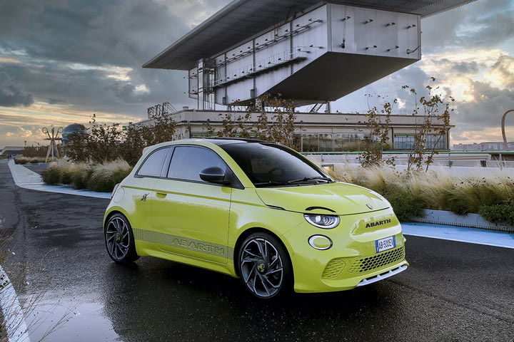 Το ηλεκτρικό Abarth 500e έχει 155 ίππους και τον κλασικό βρυχηθμό του Σκορπιού