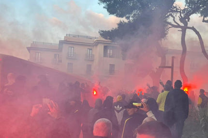 Ολυμπιακός – ΑΕΚ: Αποθέωση στην αποστολή κατά την αναχώρησή της για το Καραϊσκάκης