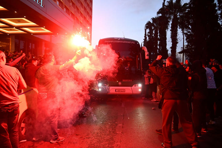 Η αποθέωση της αποστολής του Παναθηναϊκού από τους οπαδούς πριν το ντέρμπι με τον Ολυμπιακό