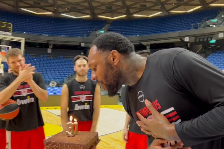 Ολυμπιακός: Η τούρτα-έκπληξη και το “Happy Birthday” στον Ταρίκ Μπλακ για τα γενέθλιά του