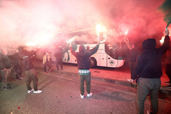 Παναθηναϊκός: Ο κόσμος αποθέωσε τους πράσινους κατά την άφιξή τους στο Αγρίνιο