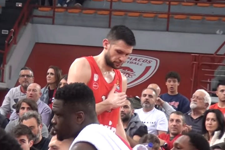 Ολυμπιακός: Το “έλα Αλέκο”, οι αντιδράσεις του Μπαρτζώκα και το χέρι στην καρδιά του Παπανικολάου