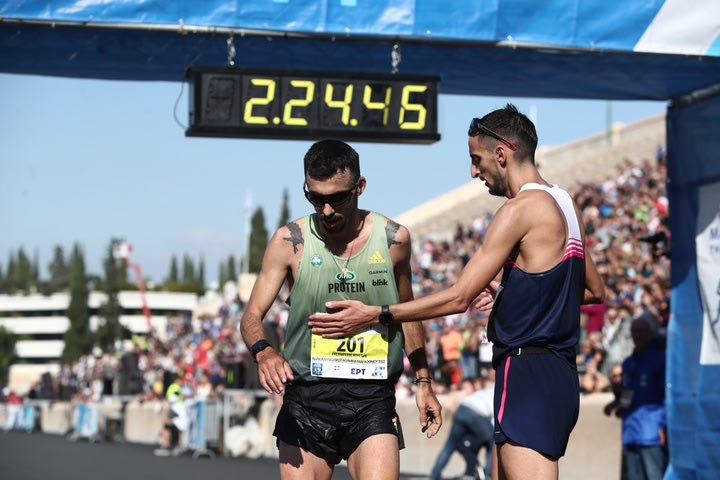 Η προσπέραση του Πιτσώλη στον τερματισμό του 39ου Αυθεντικού Μαραθωνίου της Αθήνας