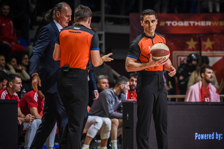 Ερυθρός Αστέρας – Παρτίζαν: Οι διαιτητές έφυγαν για τ’ αποδυτήρια πριν από τη λήξη του πρώτου δεκαλέπτου, εκκενώθηκε μέρος της κερκίδας