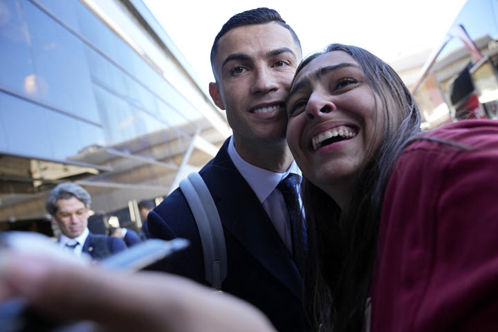 Μουντιάλ 2022, Ρονάλντο: Έβγαλε selfie και μοίρασε αυτόγραφα σε φιλάθλους, πριν πετάξει για Κατάρ η εθνική Πορτογαλίας