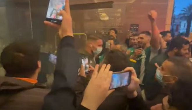 Η αποθέωση των παικτών του Παναθηναϊκού κατά την αναχώρηση για το ντέρμπι με τον Ολυμπιακό
