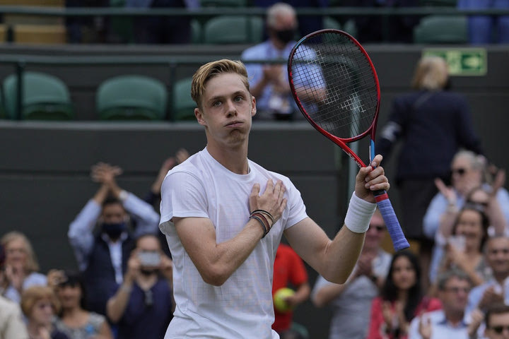 Wimbledon: Στα ημιτελικά και ο Σαποβάλοφ, νίκη στα 5 σετ επί του Χατσάνοφ
