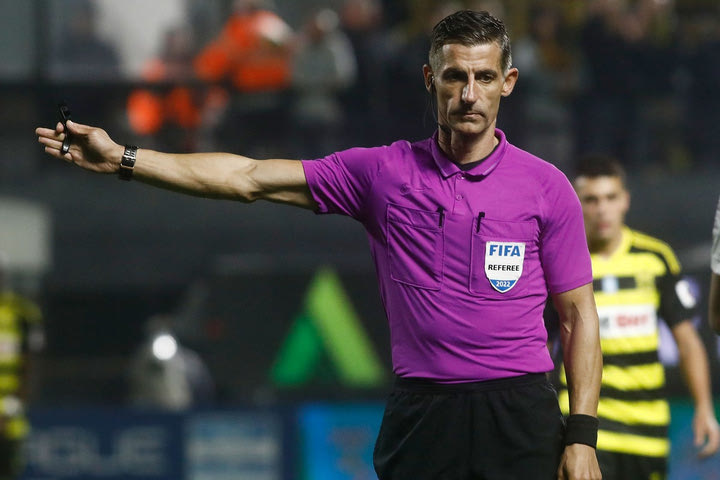 O Τάσος Σιδηρόπουλος διαιτητής στη μονομαχία μεταξύ Φορτούνη και Ρονάλντο