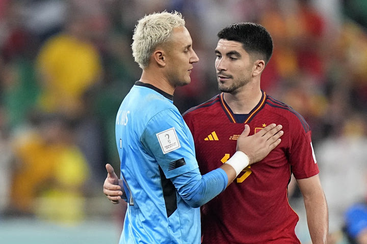 Μουντιάλ 2022: Οι Ισπανοί αγκάλιασαν τον Νάβας μετά το φινάλε του ματς