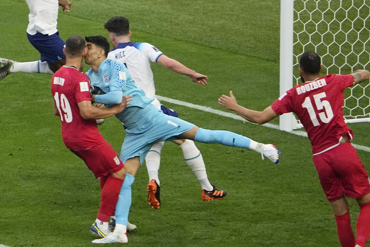 Μουντιάλ 2022, Αγγλία-Ιράν: Η συγκλονιστική φωτογραφία από τη σύγκρουση Μπεϊρανβάντ και Χοσεϊνί