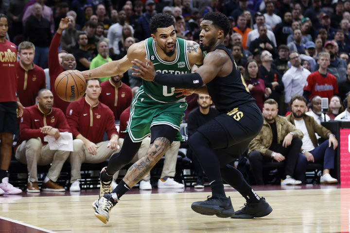 NBA: Ο Τέιτουμ κάρφωσε και μετά τάπωσε τον Μίτσελ για να κερδίσει την πρώτη θέση στο Top-10