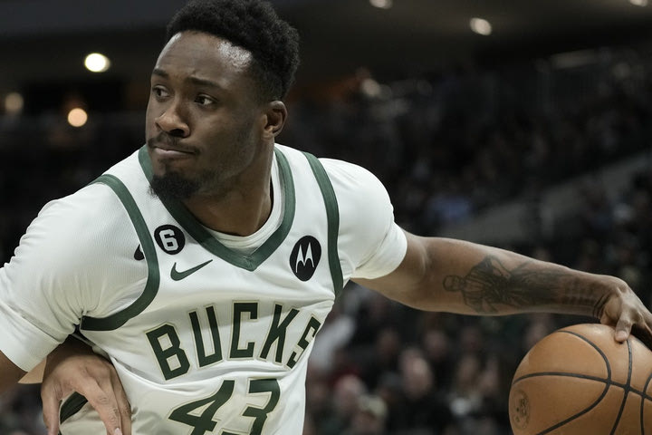 NBA: Το κόλπο που έκανε ο Γιάννης Αντετοκούνμπο για να περάσει στο παρκέ ο Θανάσης