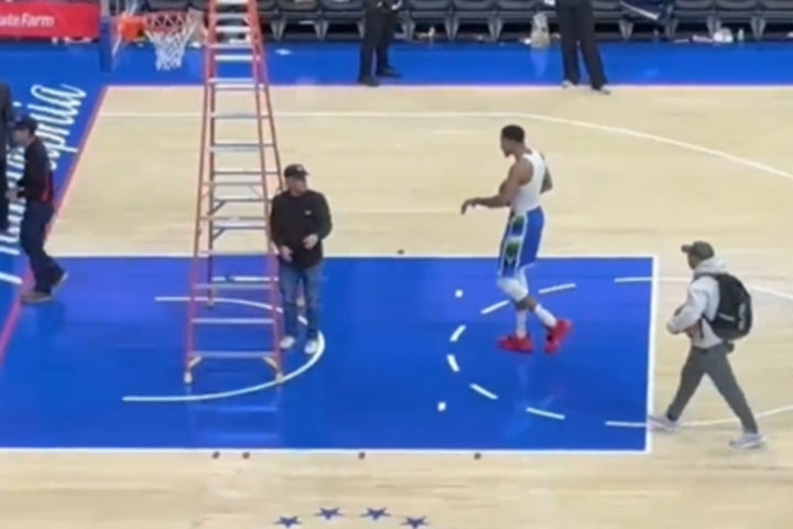 NBA, Γιάννης Αντετοκούνμπο: Γι’ αυτό έγινε έξαλλος ο “Greek Freak”, ο Χάρελ πήρε τις μπάλες από τα χέρια του και απείλησε αυτόν και τον Θανάση