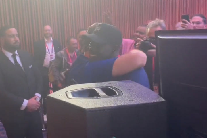 Μουντιάλ 2022, Ολλανδία: Ο Φαν Χάαλ αγκάλιασε νεαρό Σενεγαλέζο ρεπόρτερ που του είπε ότι τον θαυμάζει