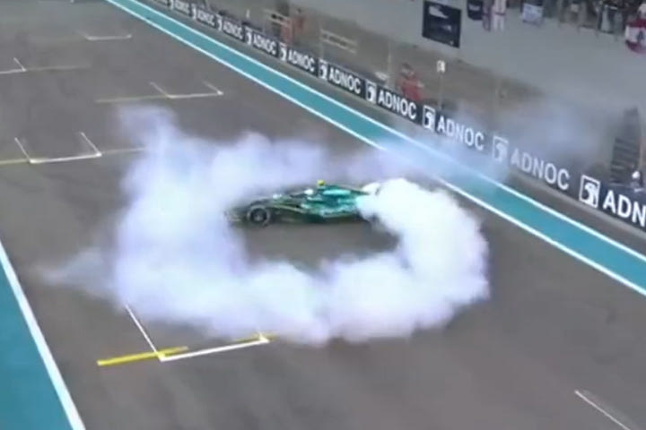 Formula 1: Ο Φέτελ αποχαιρέτησε την F1 κάνοντας ντόνατς στο Άμπου Ντάμπι