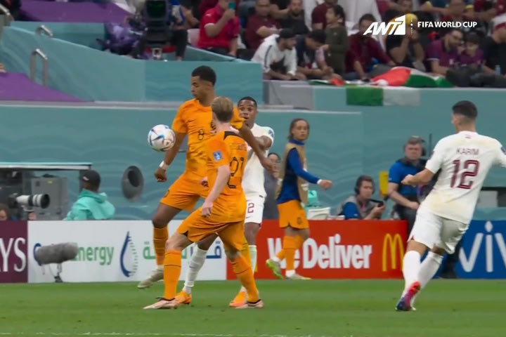 Μουντιάλ 2022, Ολλανδία-Κατάρ: Ακυρώθηκε γκολ των “οράνιε” για χέρι του Χάκπο στην αρχή της φάσης μέσω VAR