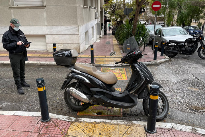 Eπιστρέφονται πινακίδες κυκλοφορίας αυτοκινήτων και δικύκλων από τον Δήμο Αθηναίων