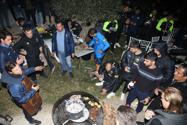 ΑΕΚ: Οι παίκτες της Ένωσης τραγούδησαν τον ύμνο στο μπάρμπεκιου