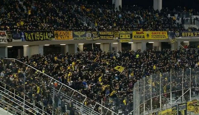 Η δυναμική παρουσία των φίλων της ΑΕΚ στο Πανθεσσαλικό
