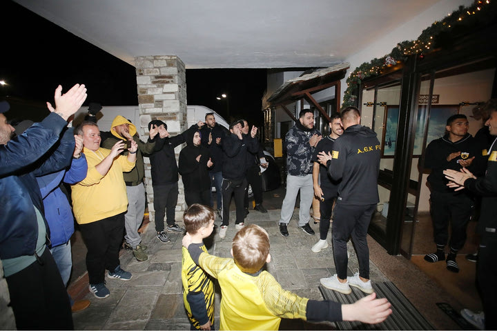 ΑΕΚ: Οπαδοί αποθέωσαν τους παίκτες του Αλμέιδα στην Πορταριά και αυτοί ανταπέδωσαν με χειροκρότημα