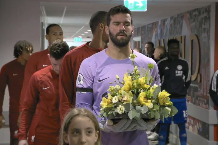 Πελέ: Η Λίβερπουλ τίμησε τον “βασιλιά”, με τον Άλισον να κρατάει λουλούδια στα βραζιλιάνικα χρώματα