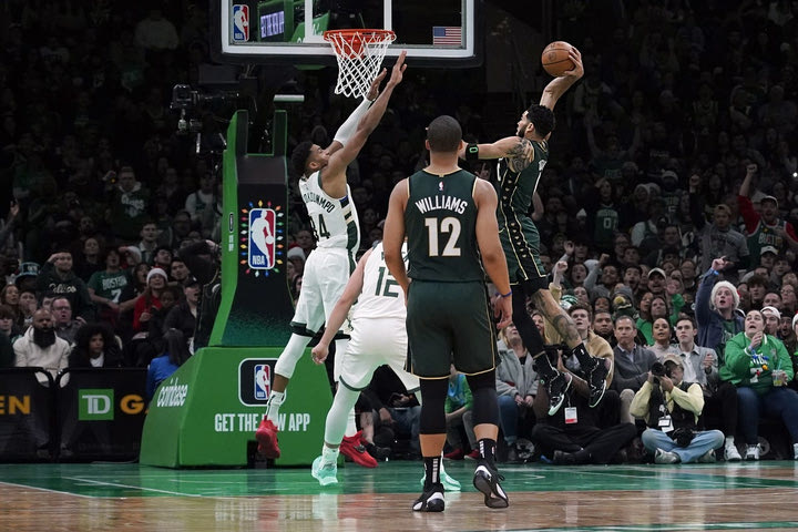 NBA, Σέλτικς – Μπακς: Επικό poster-dunk του Τέιτουμ στο πρόσωπο του Αντετοκούνμπο