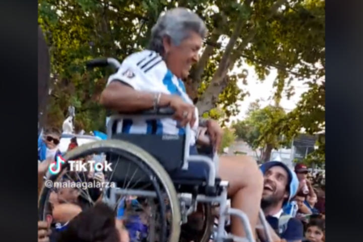 Μουντιάλ 2022, Αργεντινή: Οπαδοί σήκωσαν ηλικιωμένη γυναίκα σε αμαξίδιο και πανηγύρισαν