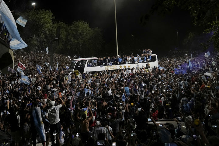 LIVE η υποδοχή των πρωταθλητών κόσμου: Η Αργεντινή υποκλίνεται στον Μέσι και την παρέα του