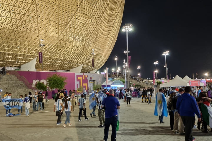 Μουντιάλ 2022: Οι Αργεντινοί έξω από το Λουσάιλ πανηγύρισαν έξαλλα το 1-1 της Κροατίας κόντρα στη Βραζιλία