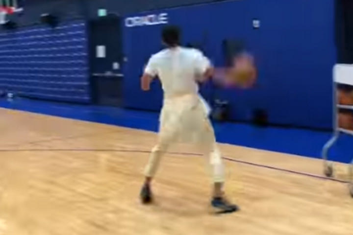 NBA, Στεφ Κάρι: VIDEO τον δείχνει να ευστοχεί σε 5 σερί σουτ από το ένα καλάθι στο άλλο και ο κόσμος ρωτάει αν είναι αληθινό