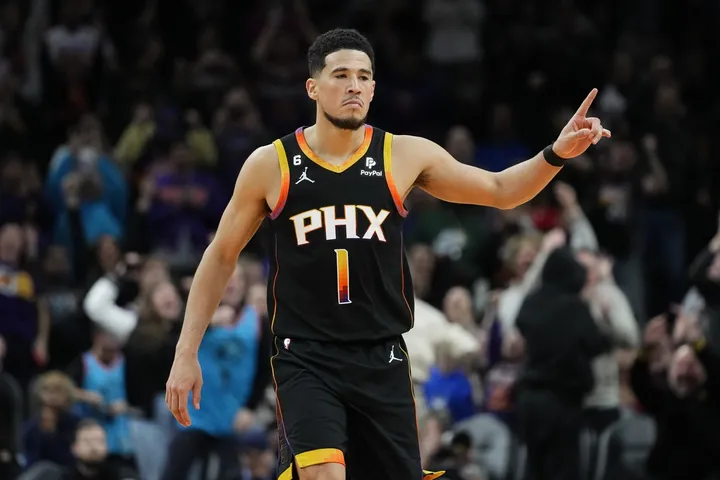 NBA: Απίθανος Μπούκερ με 62 πόντους κόντρα στους Πέισερς στην ήττα των Σανς με 133-131