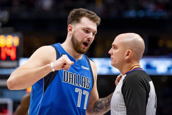 NBA: Η αποβολή του Ντόντσιτς και του Κιντ έκανε πιο εύκολο το έργο των Γουλβς απέναντι στους Μάβερικς
