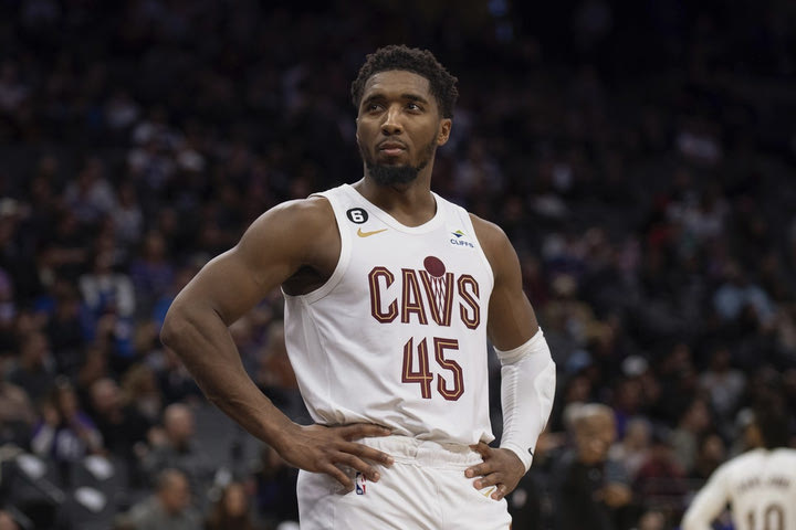 NBA: Τρομερός Μίτσελ, εκτέλεσε με 34αρα τους Μάβερικς του 30αρη Ντόντσιτς, έπαιξε 3 λεπτά ο Ντόρσεϊ