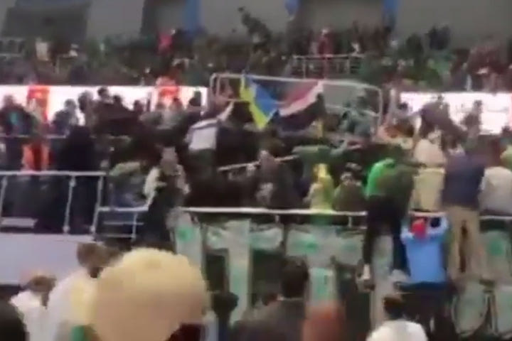 Κατέρρευσε κερκίδα στο Αλ Αχλί – Αλ Ιτιχάντ, δεκάδες οι τραυματίες