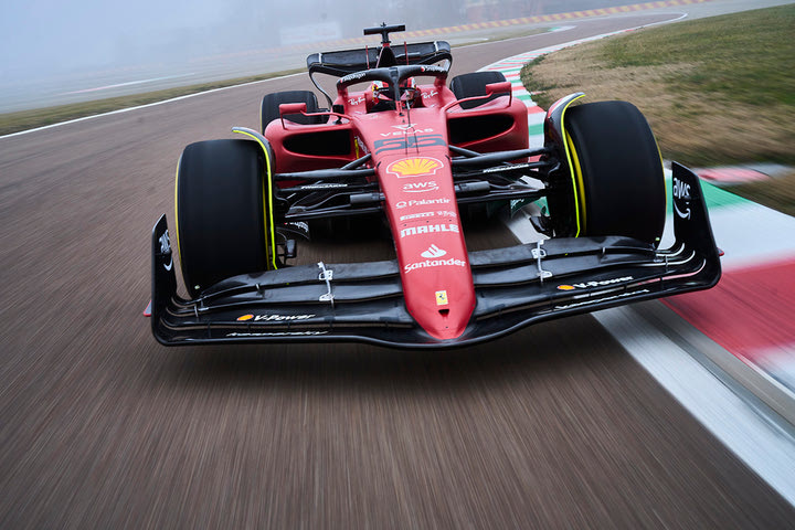 Ο Χάμιλτον φέρεται πως θα οδηγήσει τη Ferrari F1-75 και στη Βαρκελώνη στο τέλος Ιανουαρίου