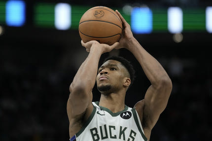 NBA, Γιάννης Αντετοκούνμπο: Οι δύο μεγάλες αλλαγές που έκανε στον τρόπο που εκτελεί βολές, σε γόνατα και φτέρνες