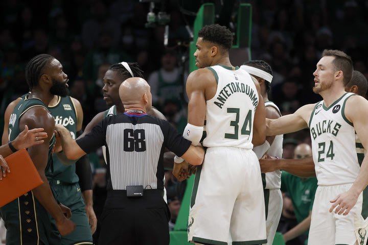 NBA, Μπράουν για την ένταση με Γιάννη Αντετοκούνμπο: “Δεν φοβάμαι κανέναν και ήθελα να του το δείξω εκείνη την στιγμή”