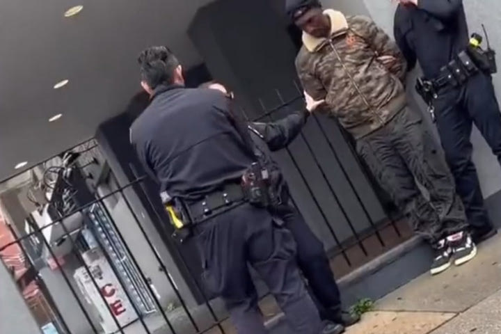 Ο Μπεν Γκόρντον φέρεται να συνελήφθη επειδή προσπαθούσε να τρυπήσει κόσμο στον δρόμο με βελόνες στο Χάρλεμ